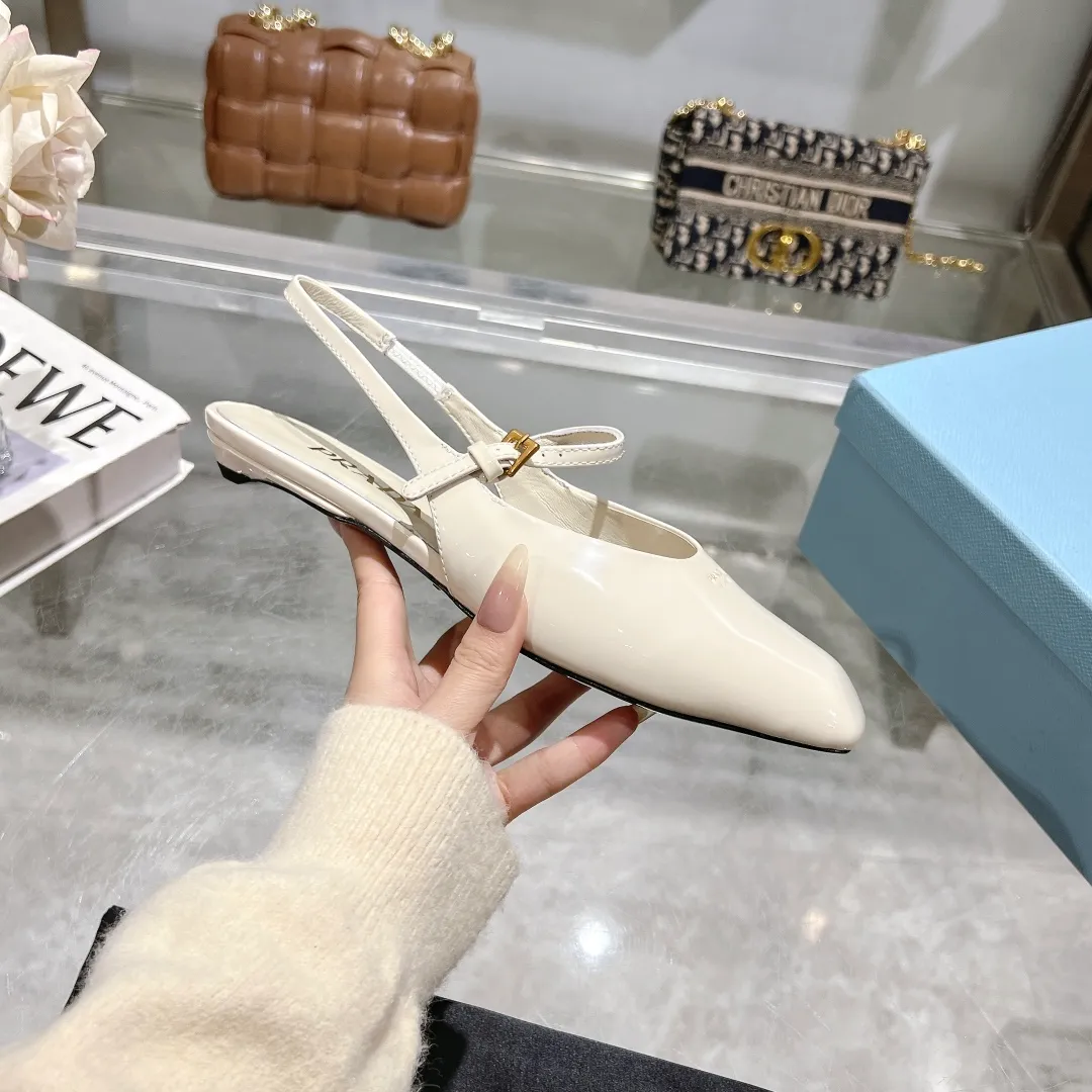 👟👟Ex-factory price 500👟👟 25-year new model launched on the catwalk star's new fashion trend [PRADA] square toe high heel square heel thick heel sandal back empty single shoe. ✨✨The upper is made of imported cow patent leather, the open edge beads and the inner pads are made of imported sheepskin, and the Italian injection molded leather outsole. ⚠️3 heel heights: flat, 5.5cm, 8.3cm. 🐎size: 35-40 (41 can be customized, non-refundable)